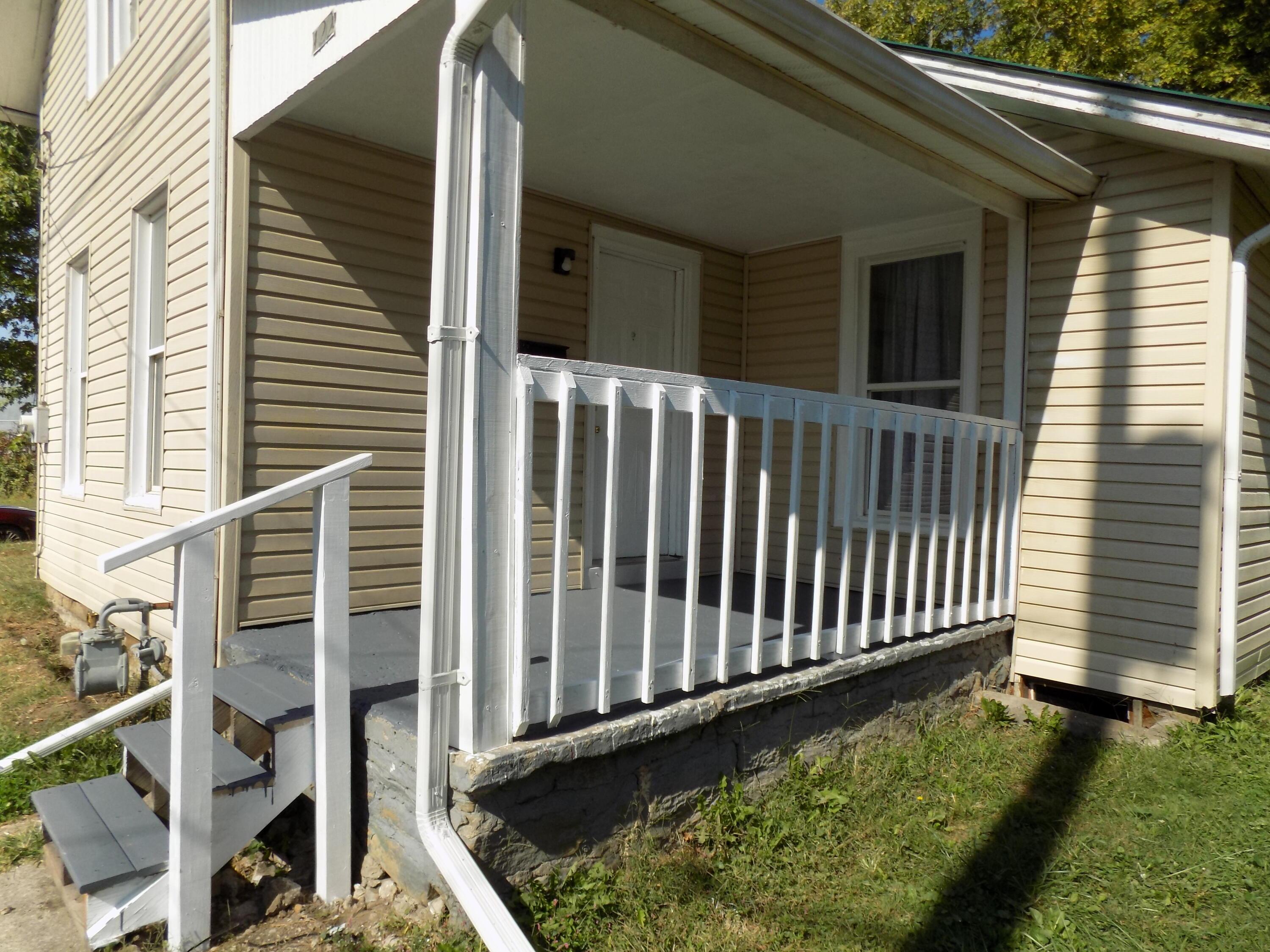 122 W Poplar Avenue