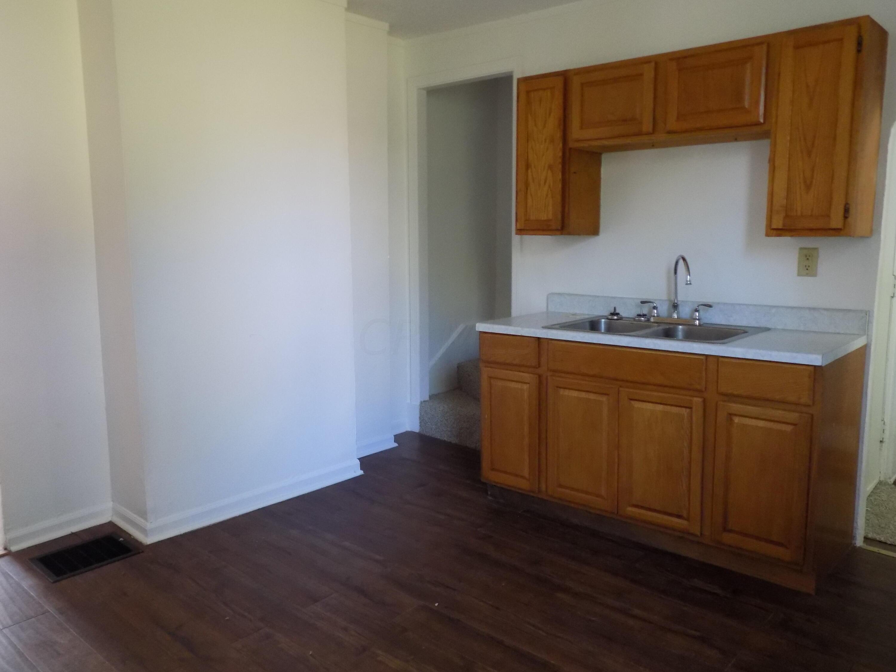 122 W Poplar Avenue