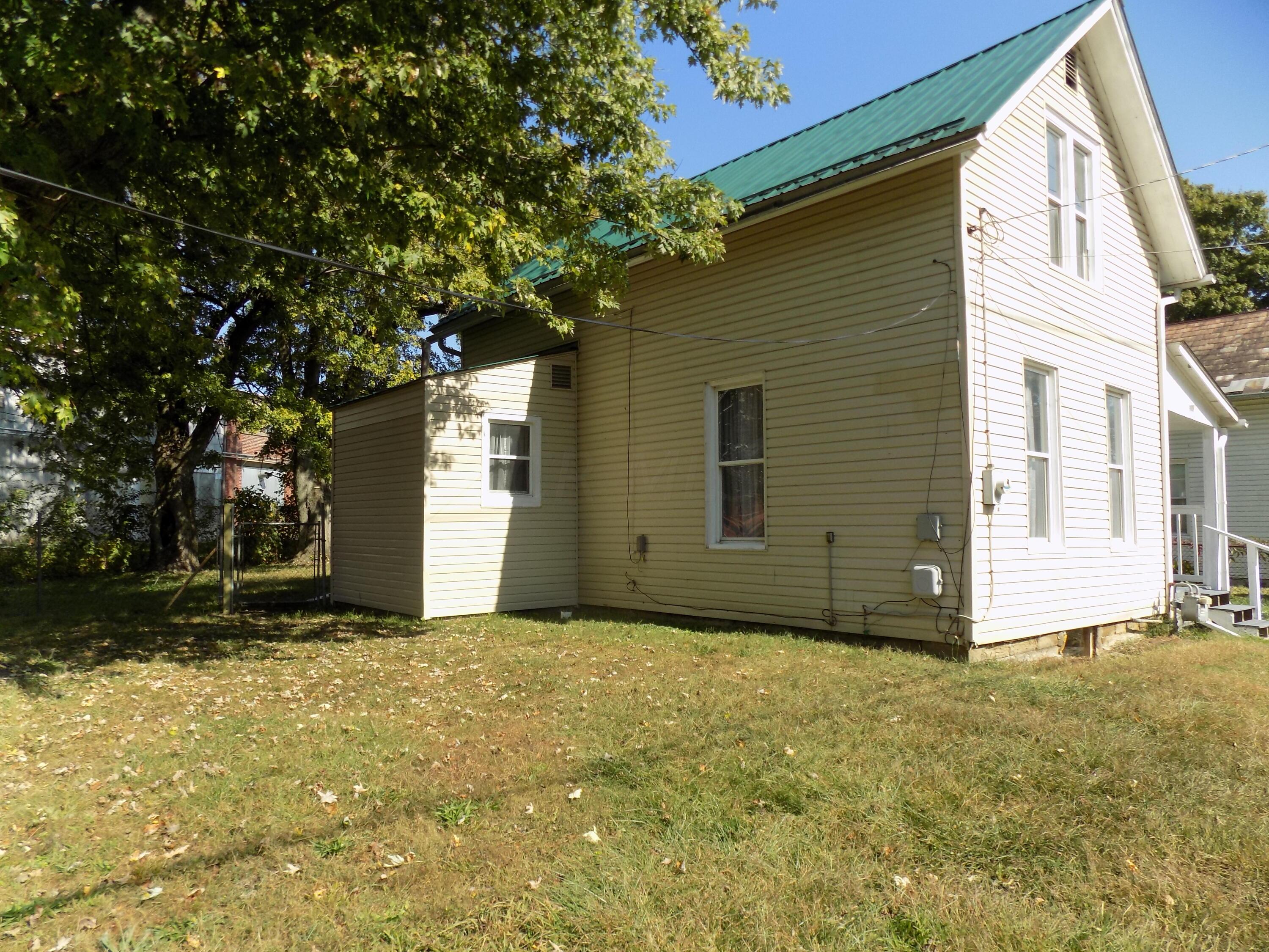 122 W Poplar Avenue