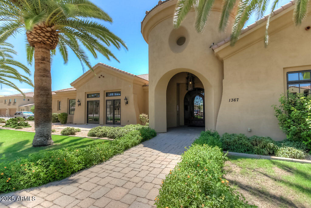 1367 S COUNTRY CLUB Drive 1200