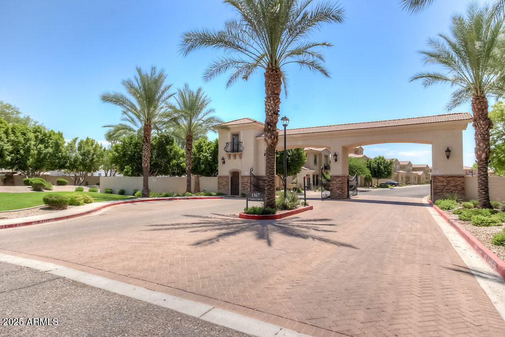 1367 S COUNTRY CLUB Drive 1200