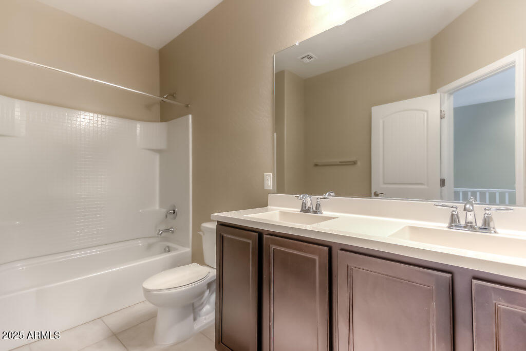 1367 S COUNTRY CLUB Drive 1200