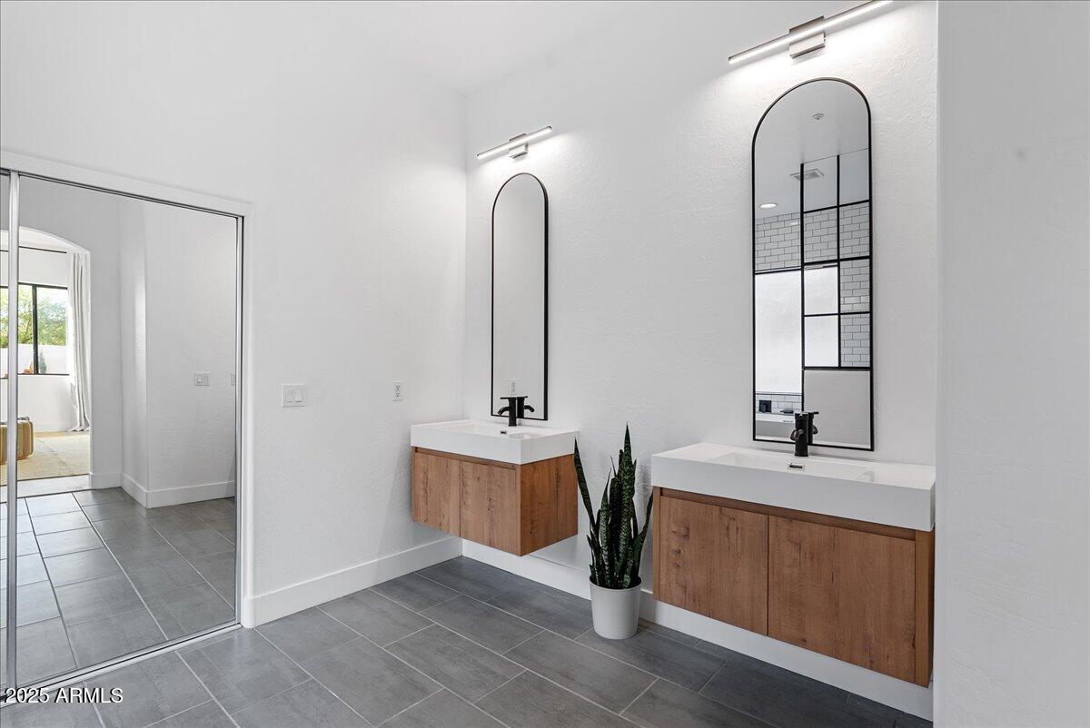 2405 W APACHE RAIN Road