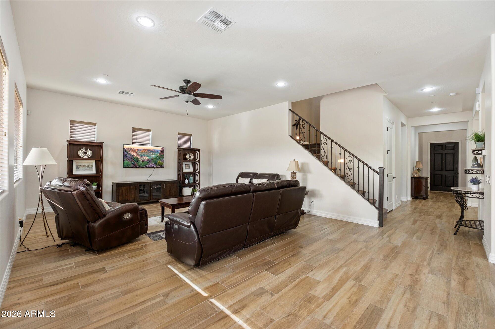 10043 E HILLSIDE Drive