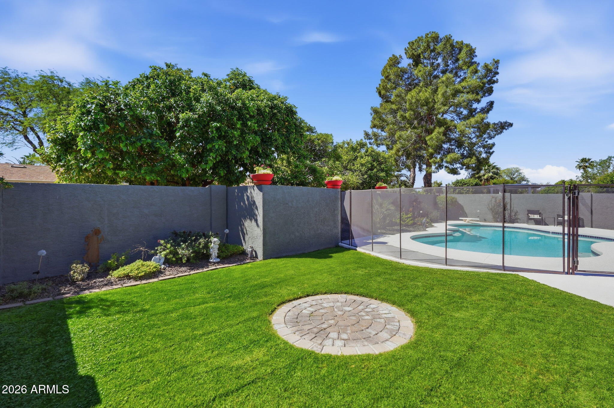 6823 E GRANDVIEW Drive