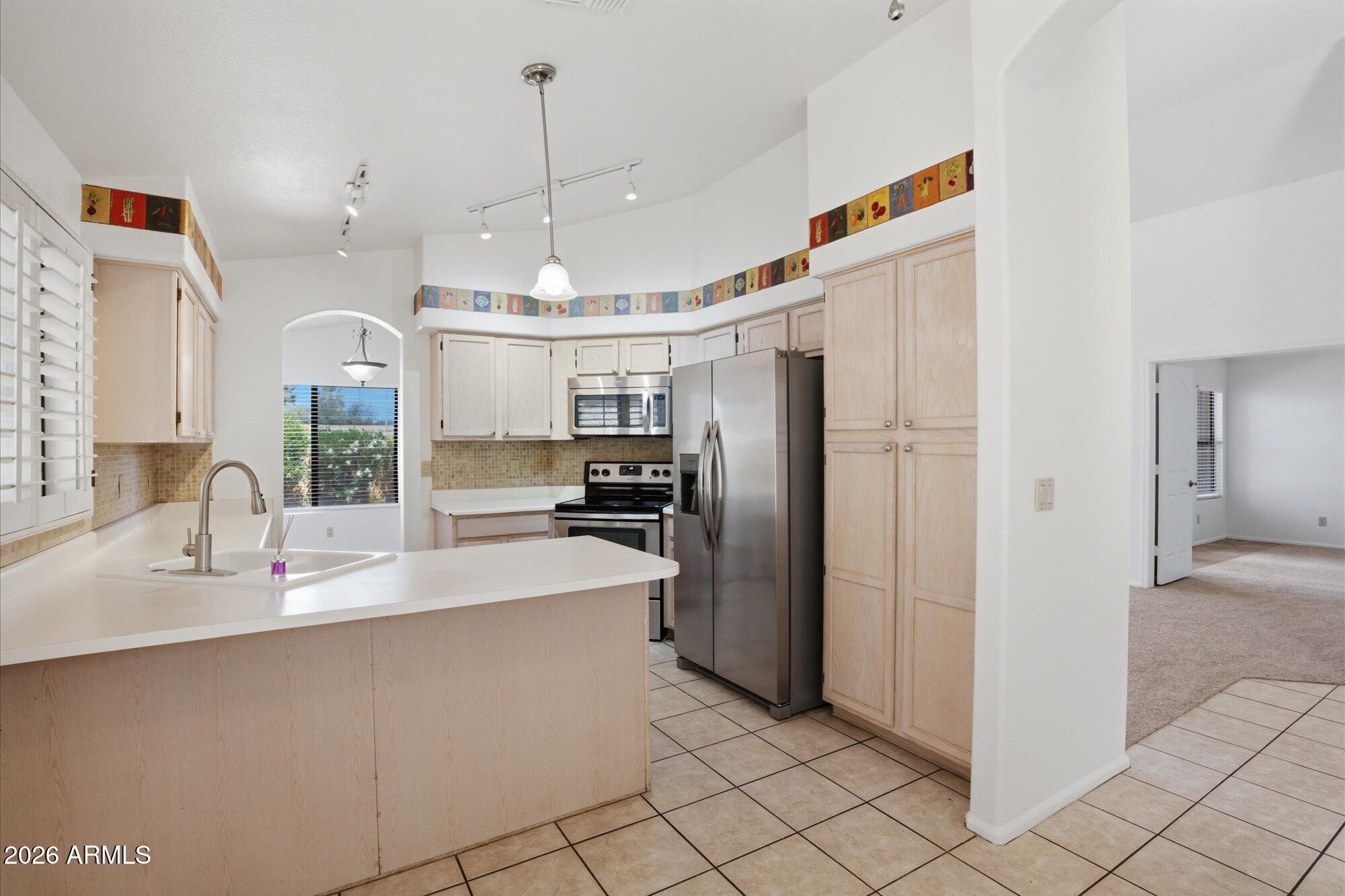 246 E VAUGHN Avenue