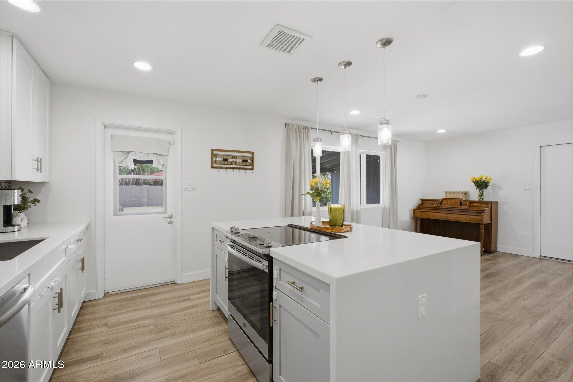133 E ALAMEDA Drive