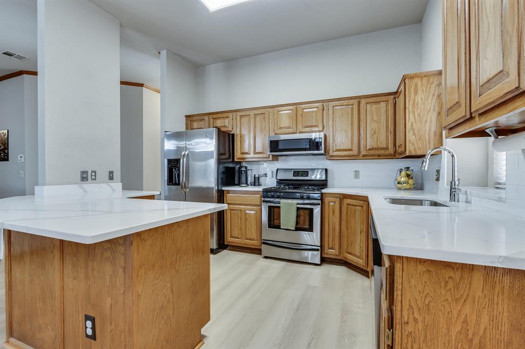6121 Westlane