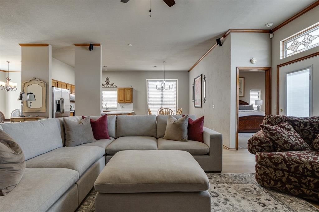 6121 Westlane