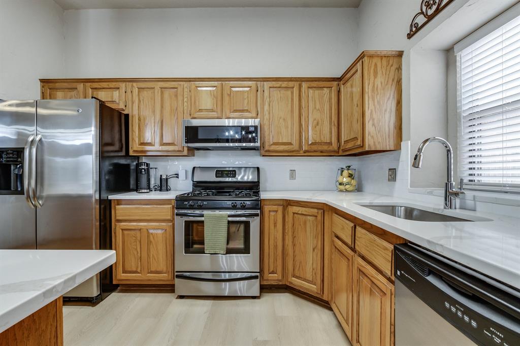 6121 Westlane