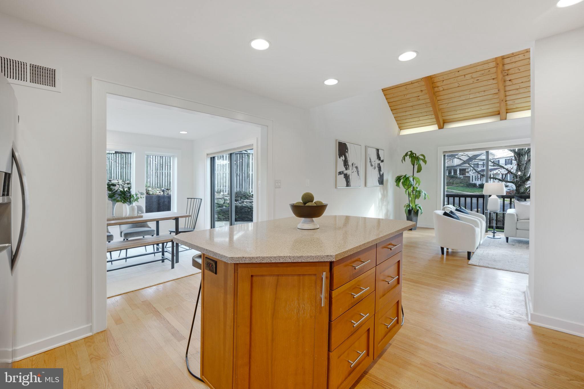 925 N Jacksonville St N