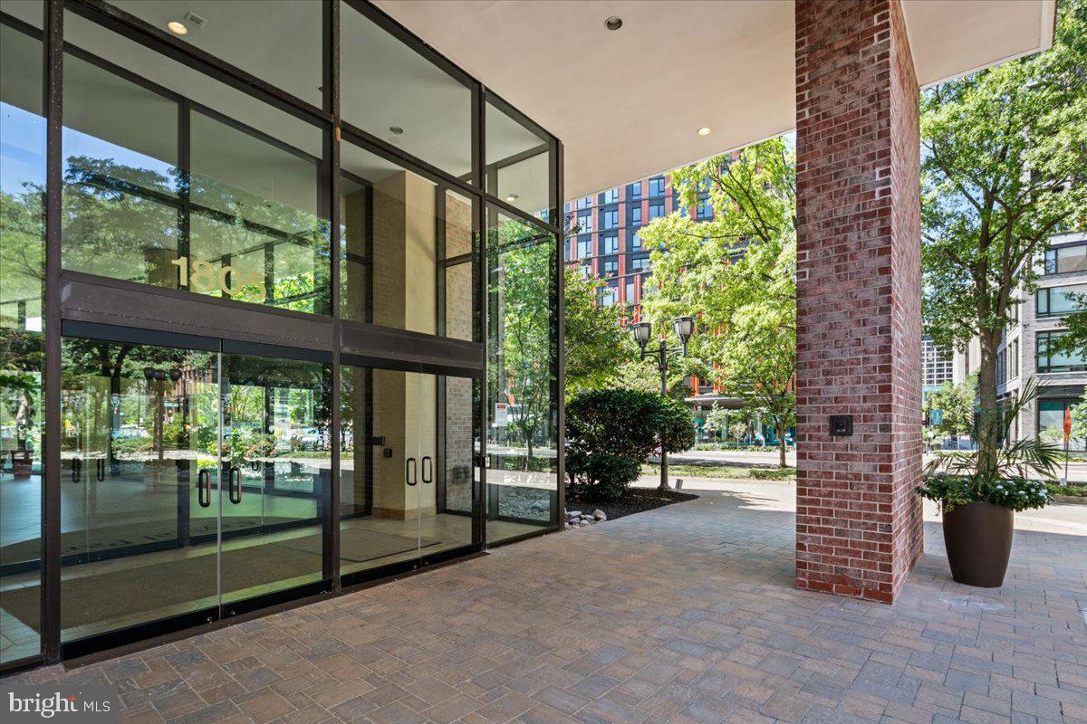 1805 Crystal Dr #215s