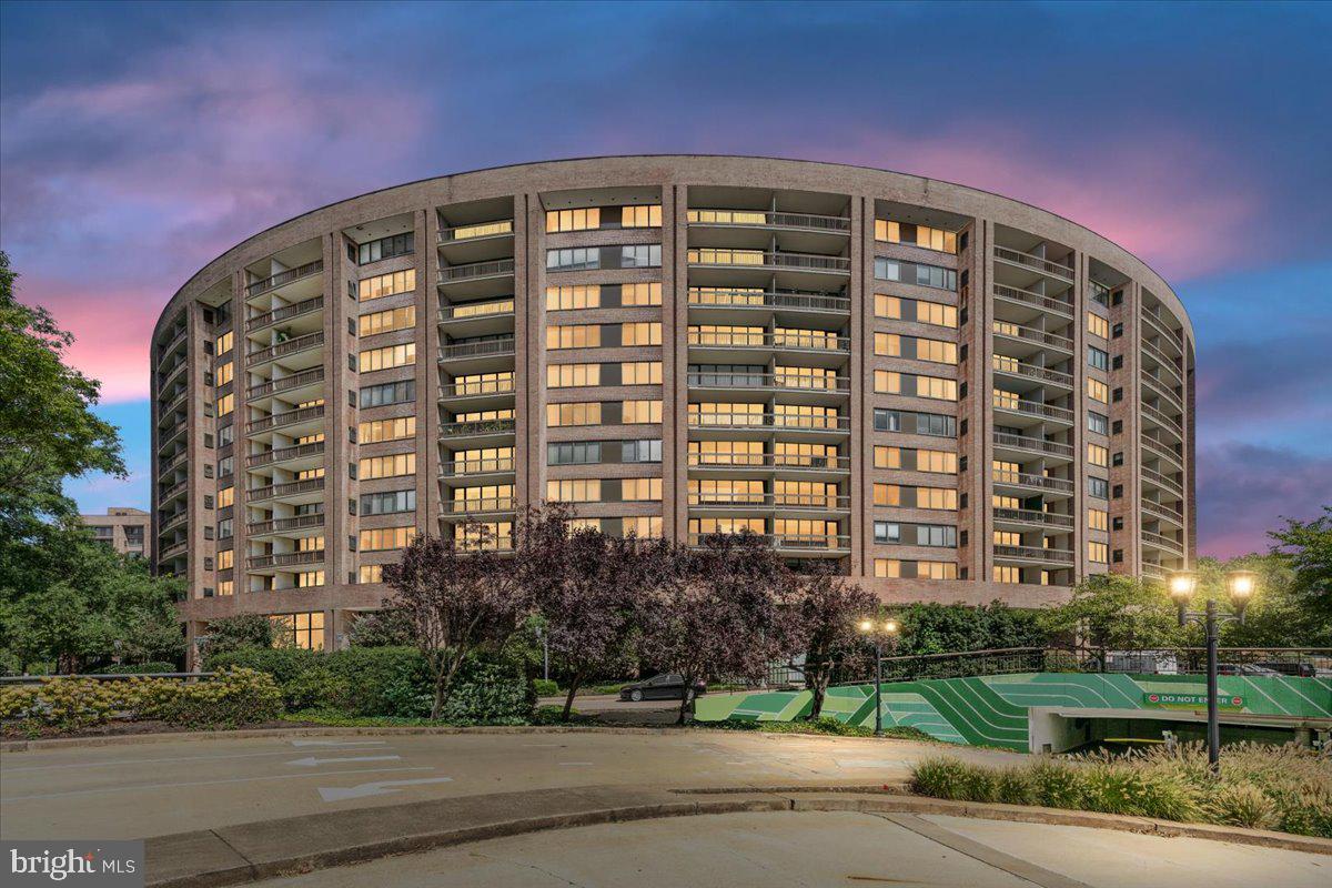 1805 Crystal Dr #215s