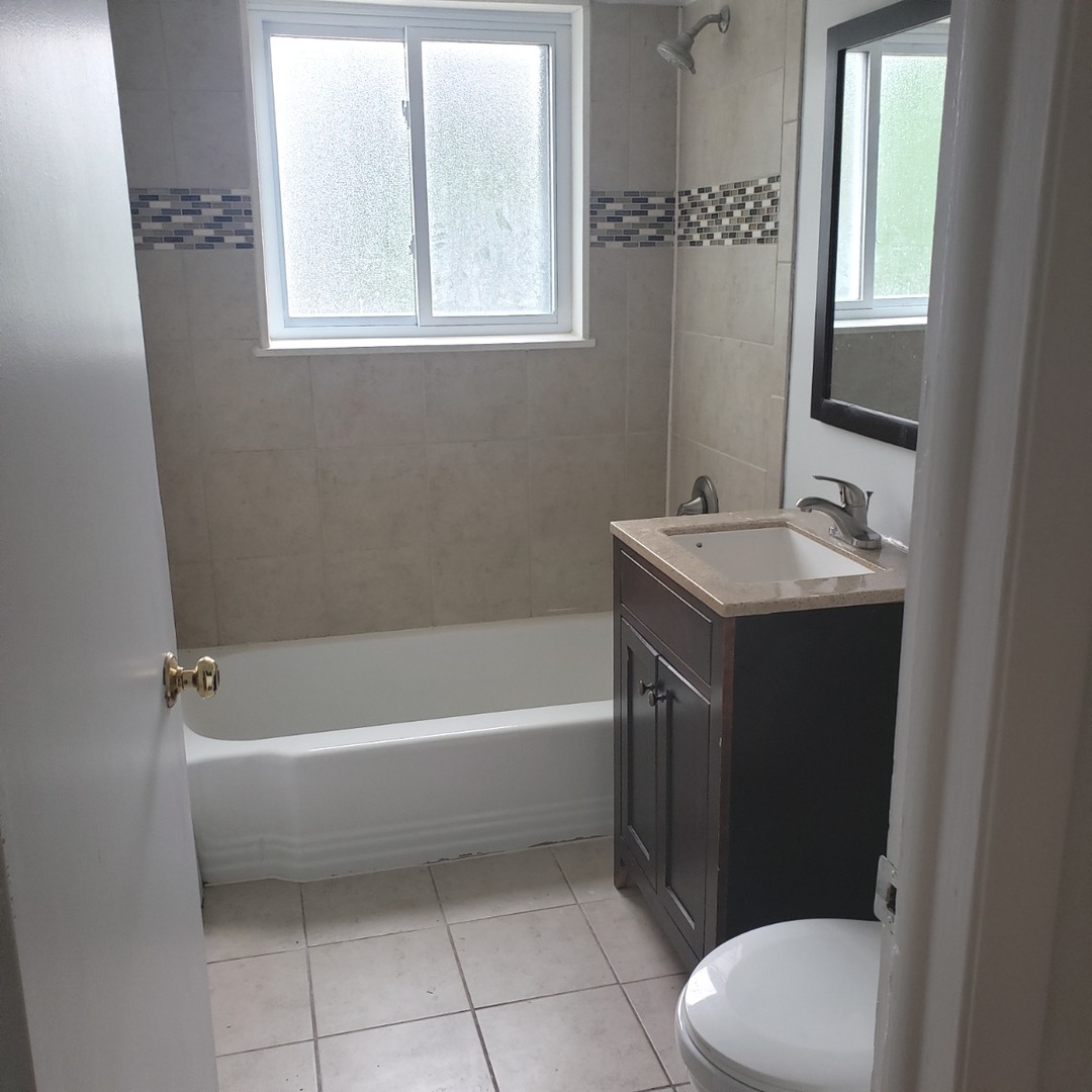 609 Oakton Street Unit: 3D