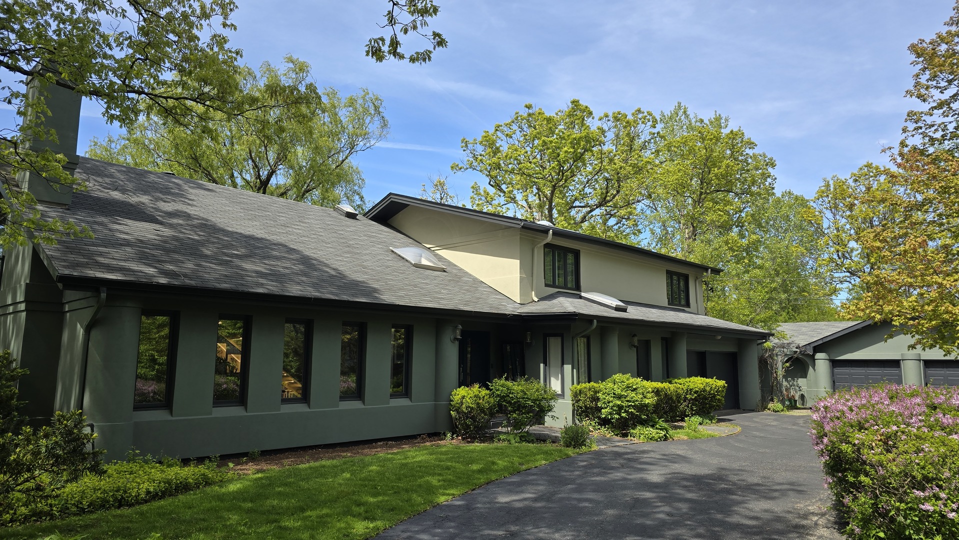 1043 RIDGEWOOD Drive