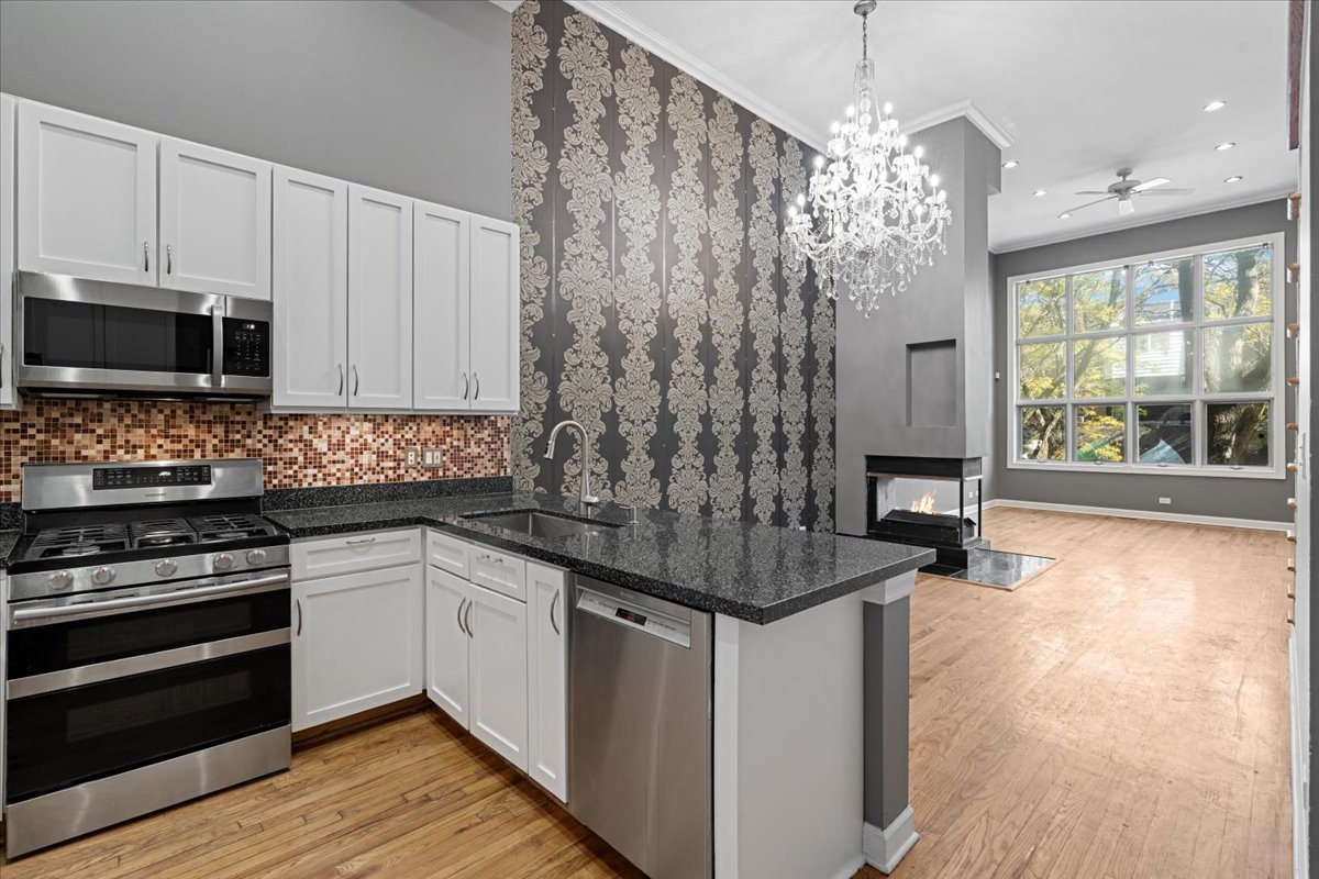 747 W Wrightwood Avenue Unit: c