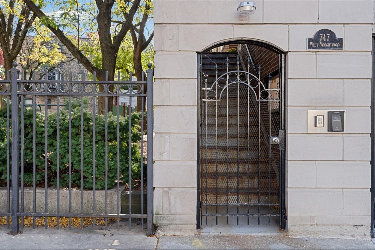 747 W Wrightwood Avenue Unit: c