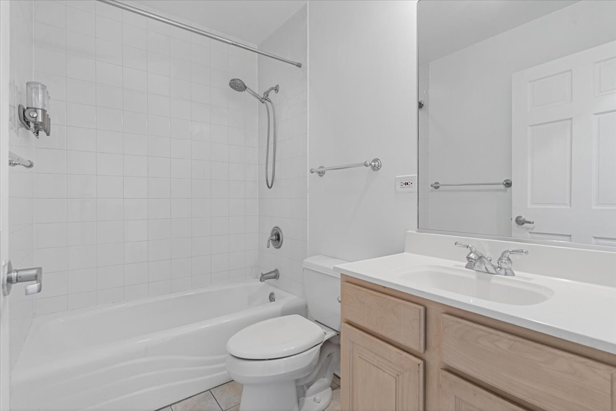 747 W Wrightwood Avenue Unit: c
