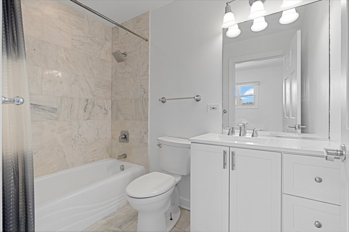 747 W Wrightwood Avenue Unit: c