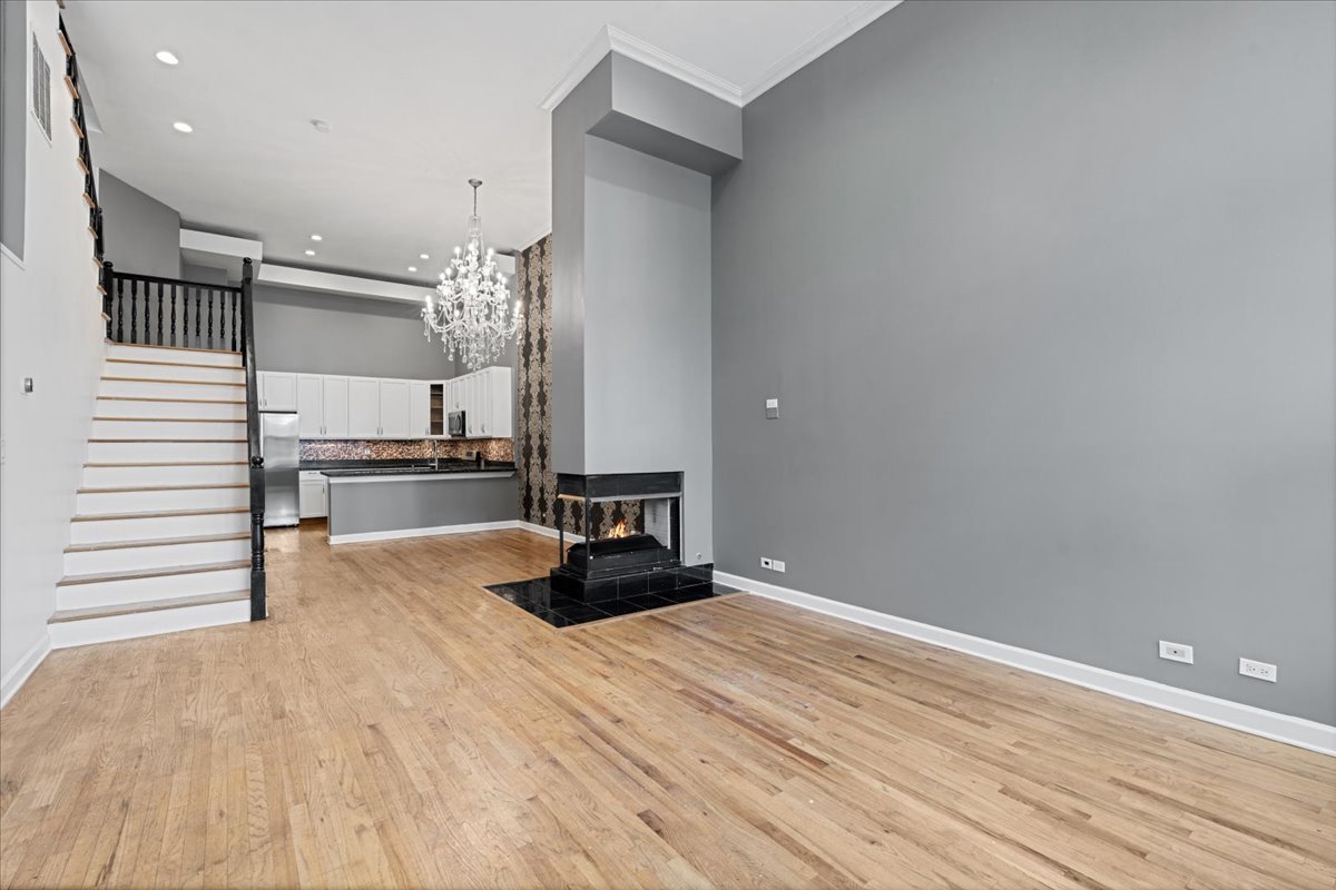 747 W Wrightwood Avenue Unit: c