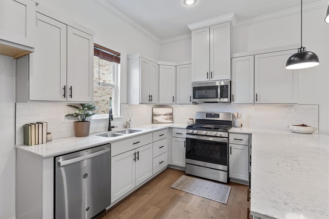2195 Woodlark Lane