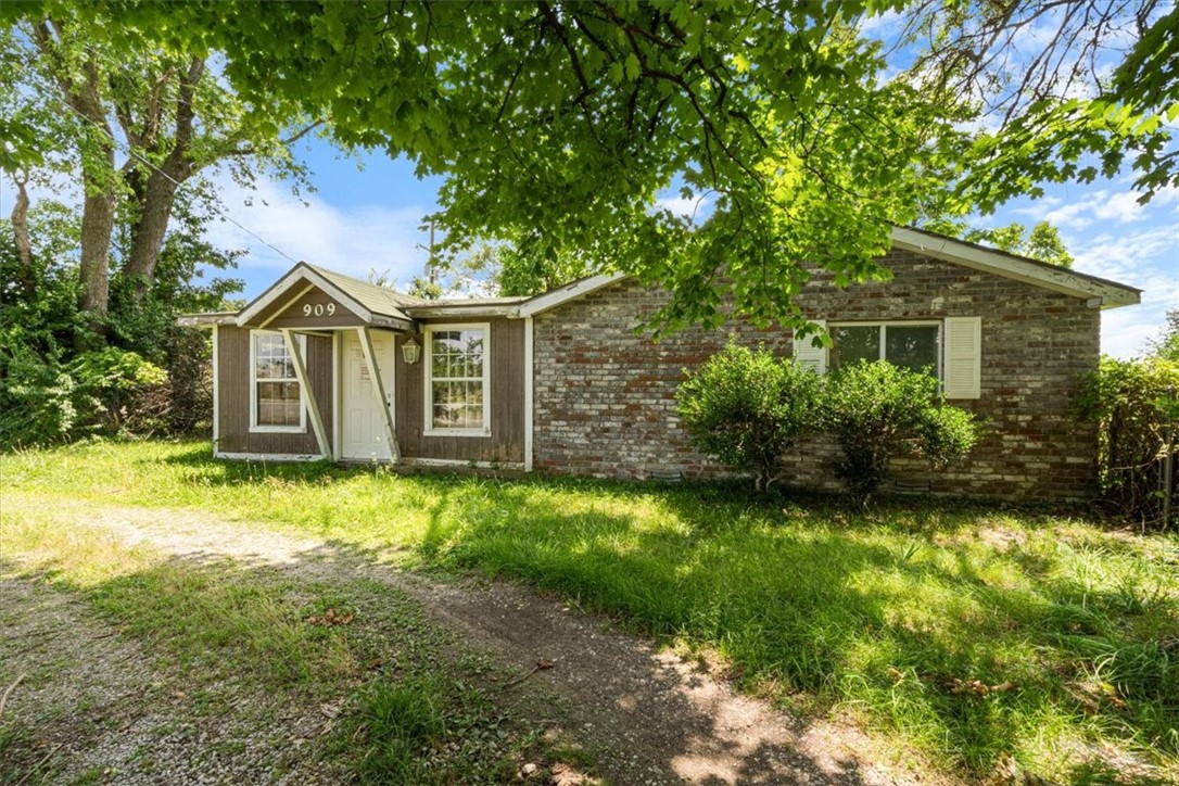 909 McClure Avenue