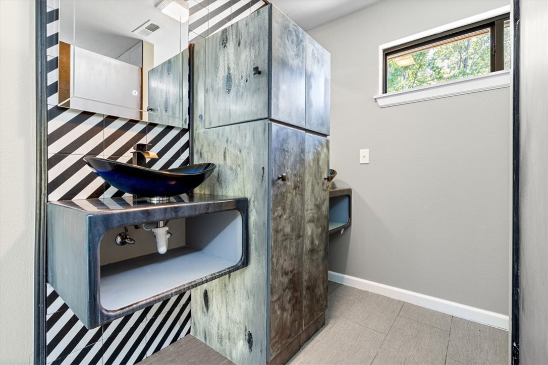 23513 Lakeview Terrace