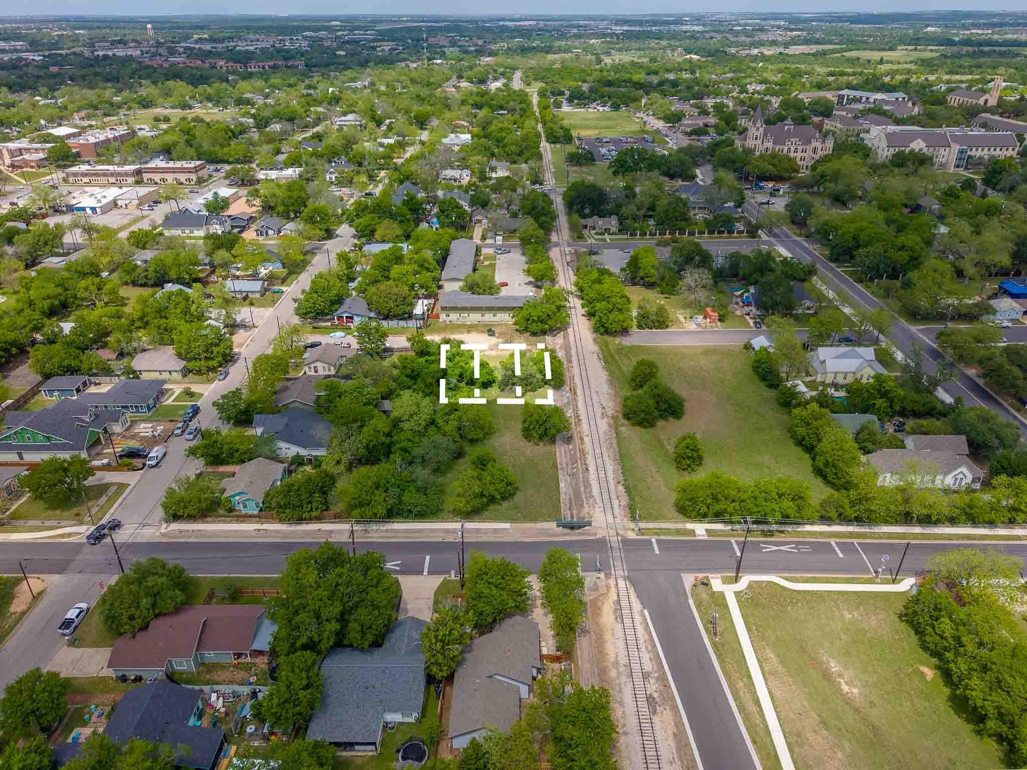 901 E. 14th LOT 3 ST