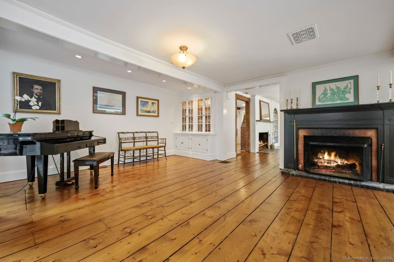 41 Comstock Hill Avenue