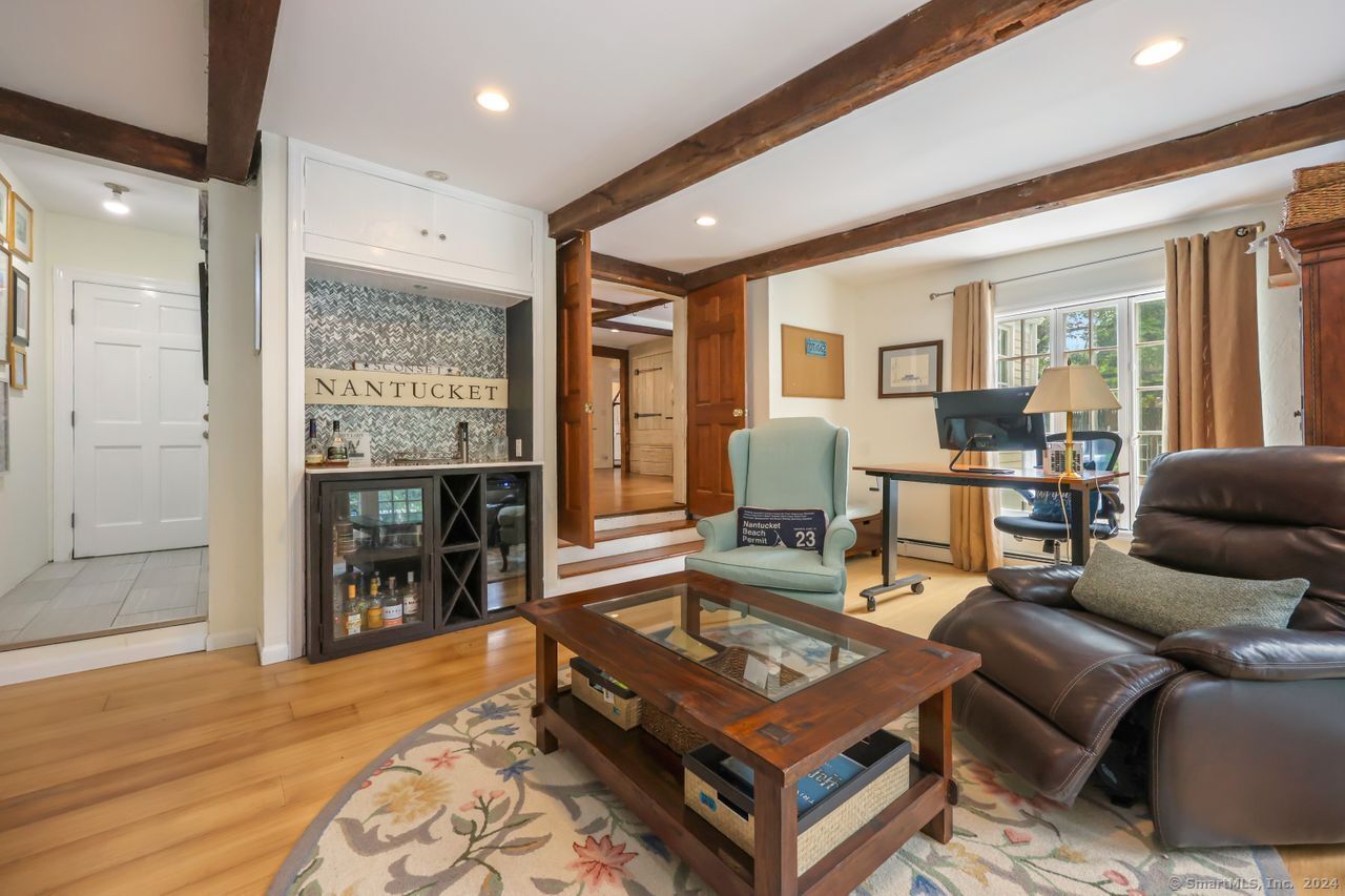 41 Comstock Hill Avenue