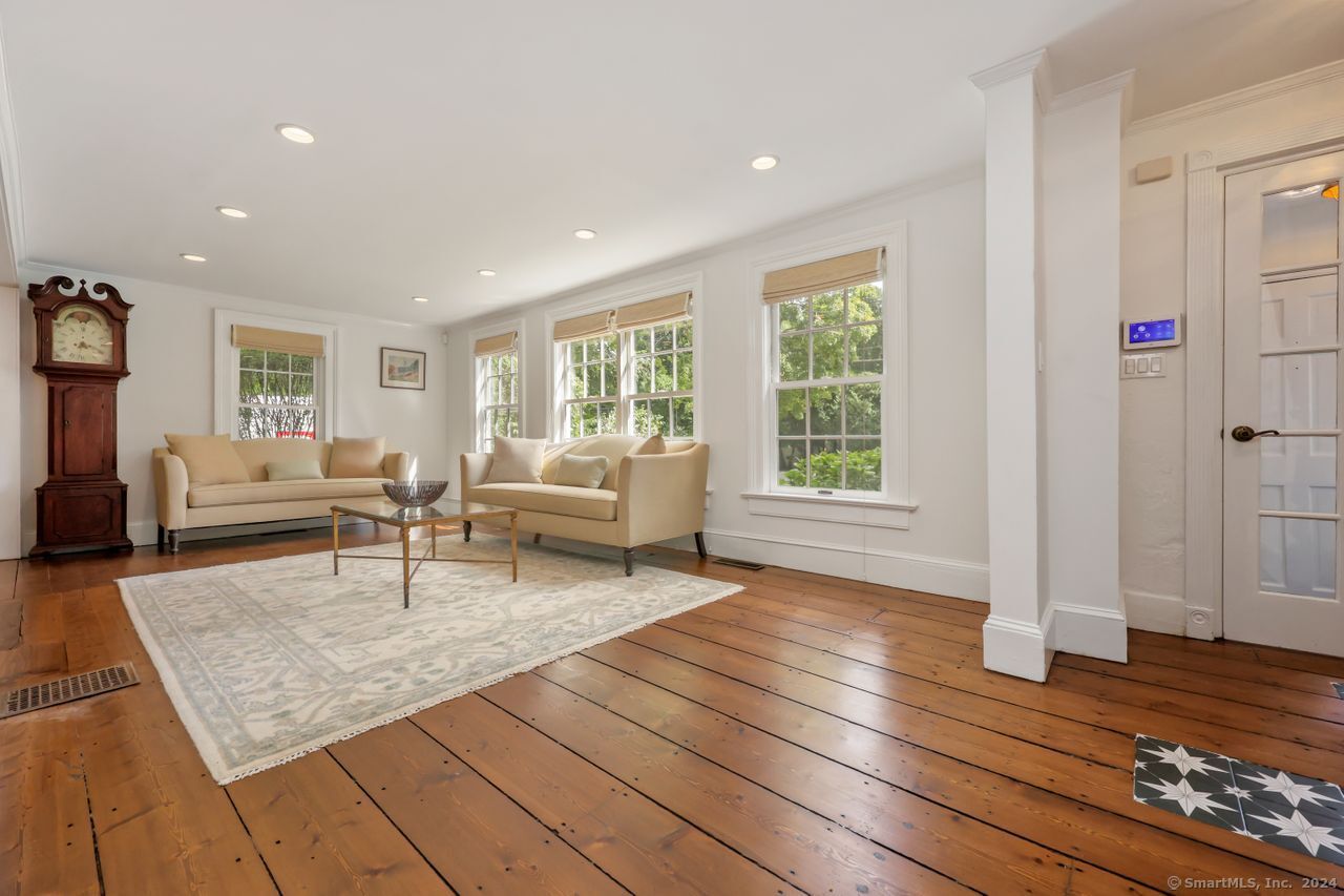 41 Comstock Hill Avenue