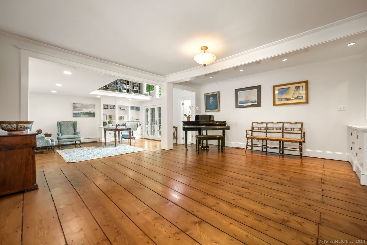 41 Comstock Hill Avenue