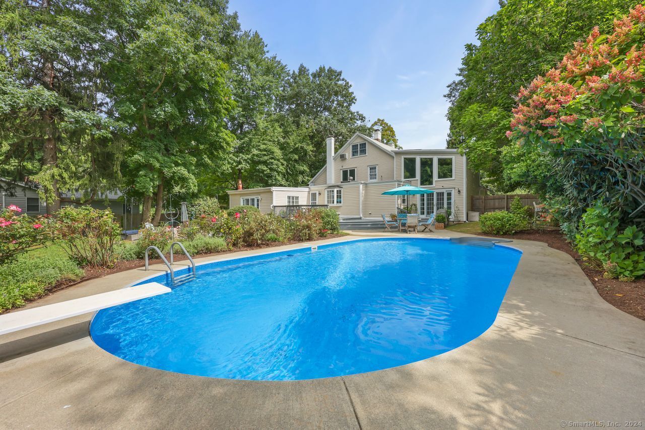 41 Comstock Hill Avenue