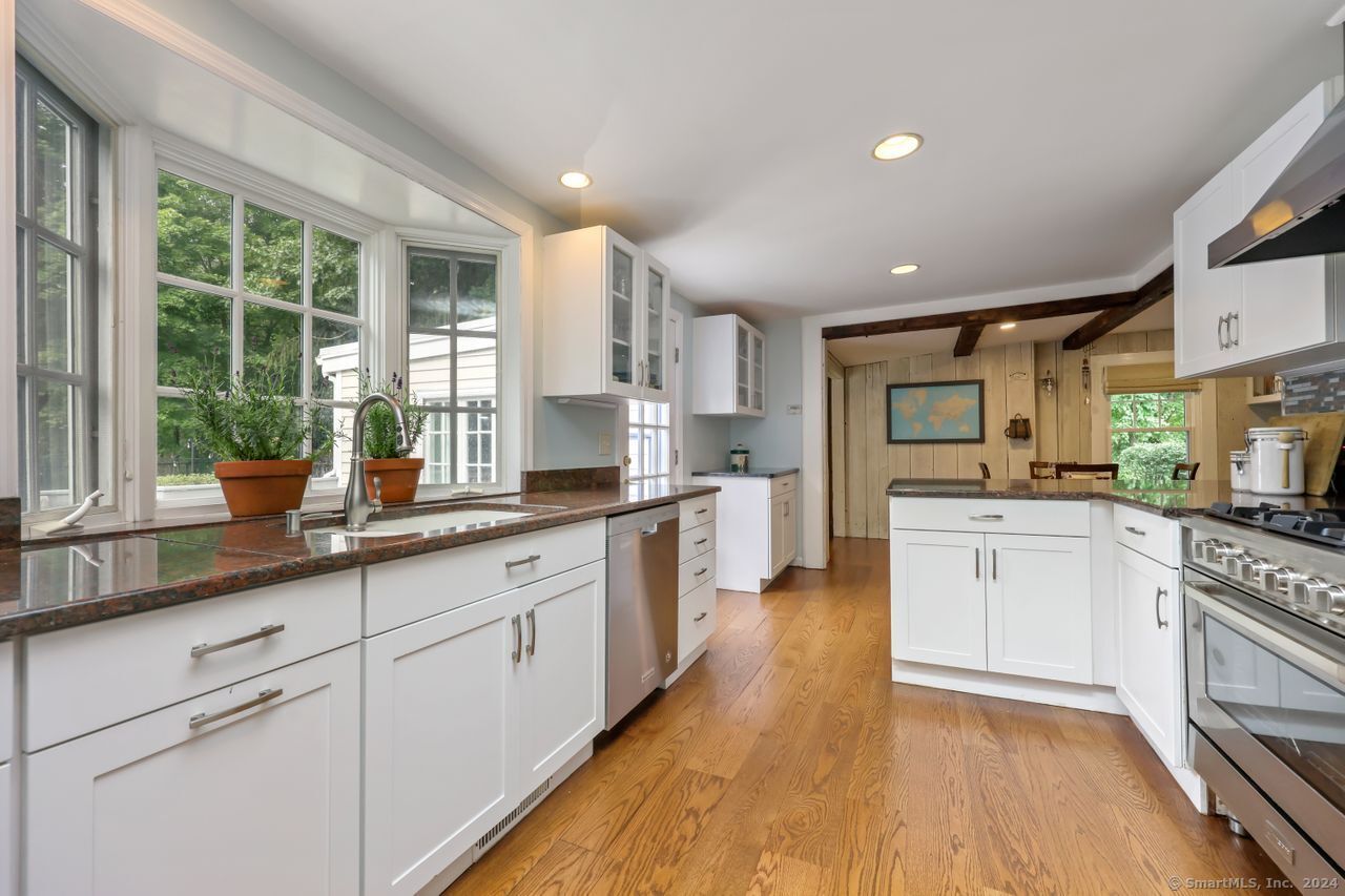 41 Comstock Hill Avenue