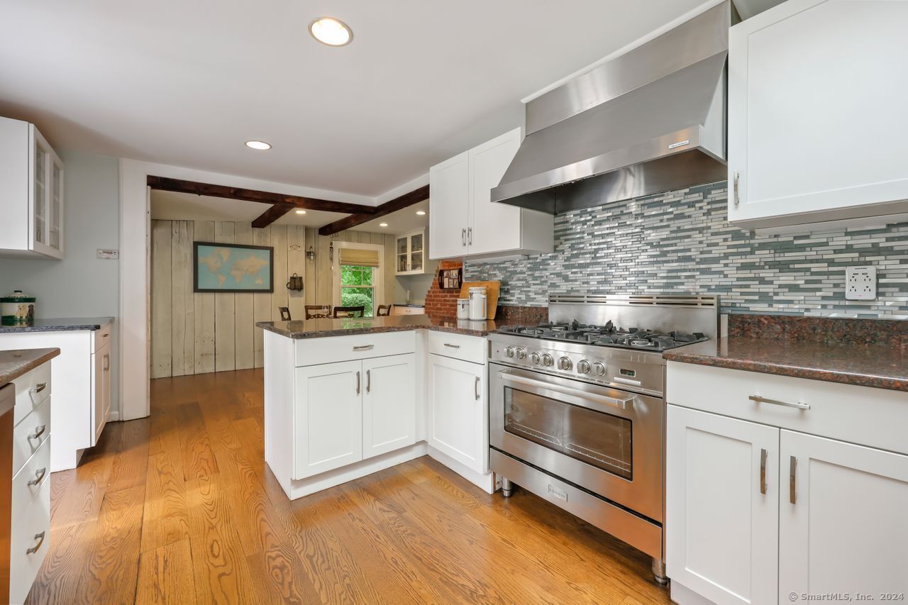 41 Comstock Hill Avenue