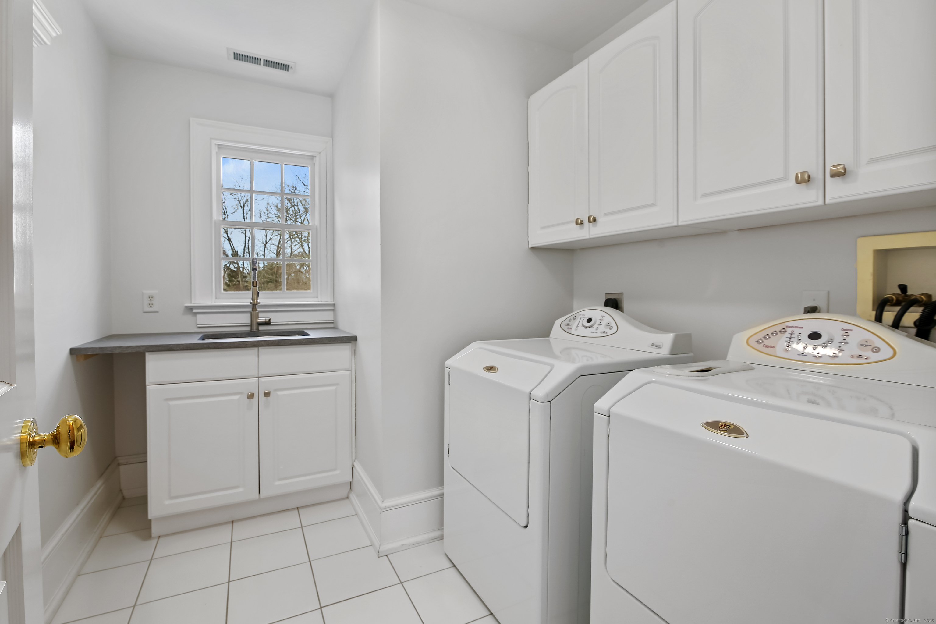 652 Ponus Ridge