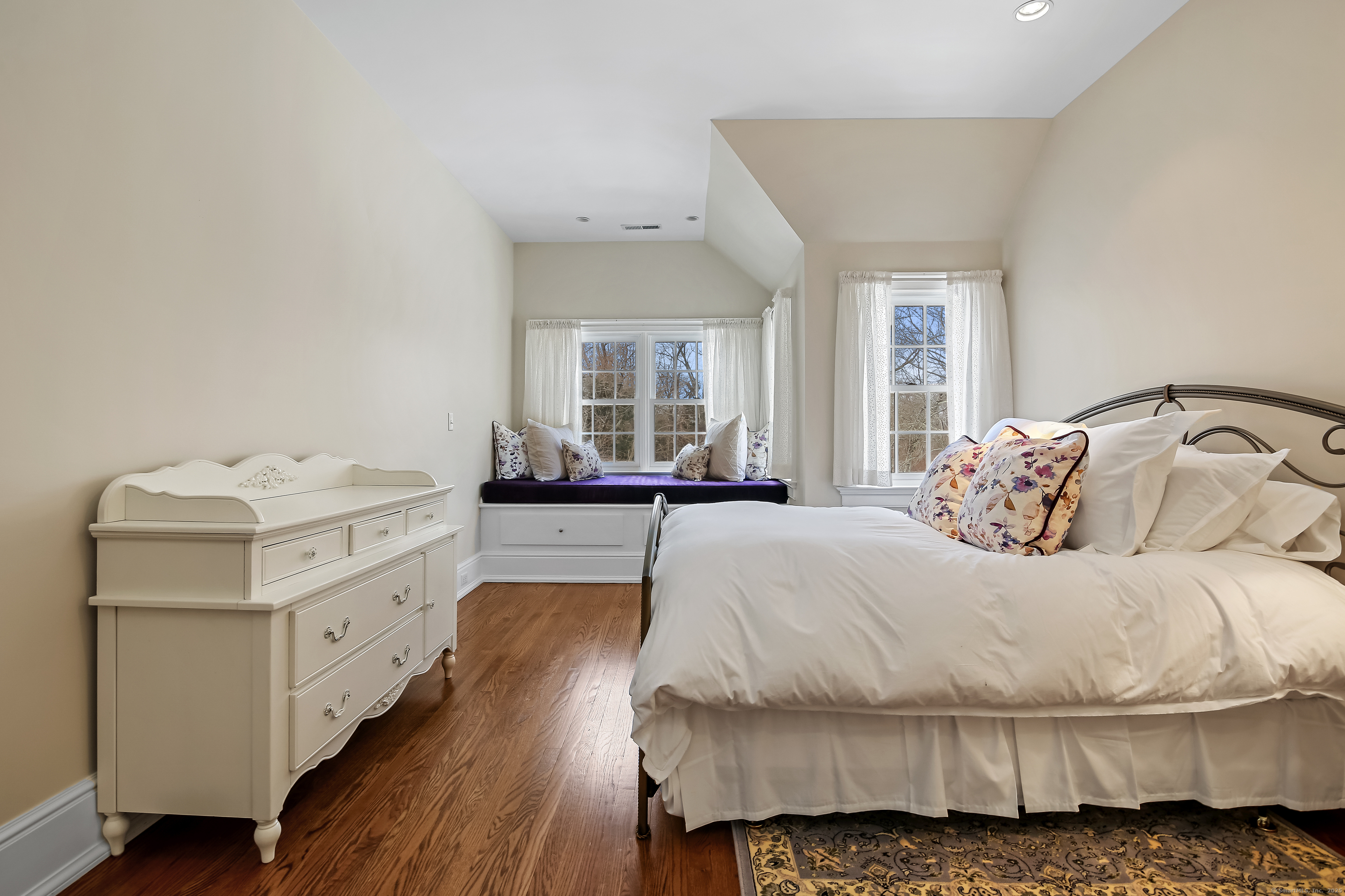 652 Ponus Ridge