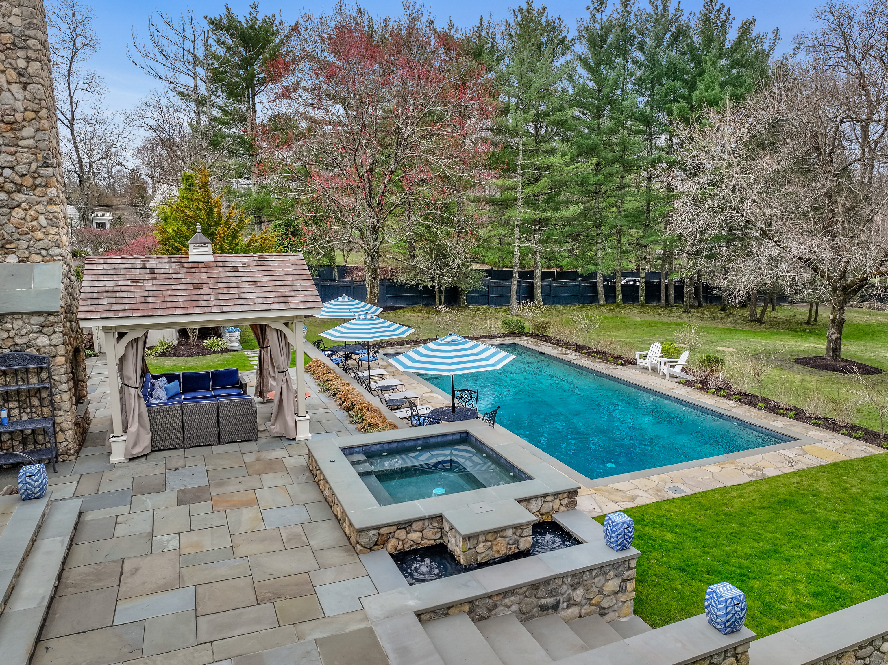 652 Ponus Ridge