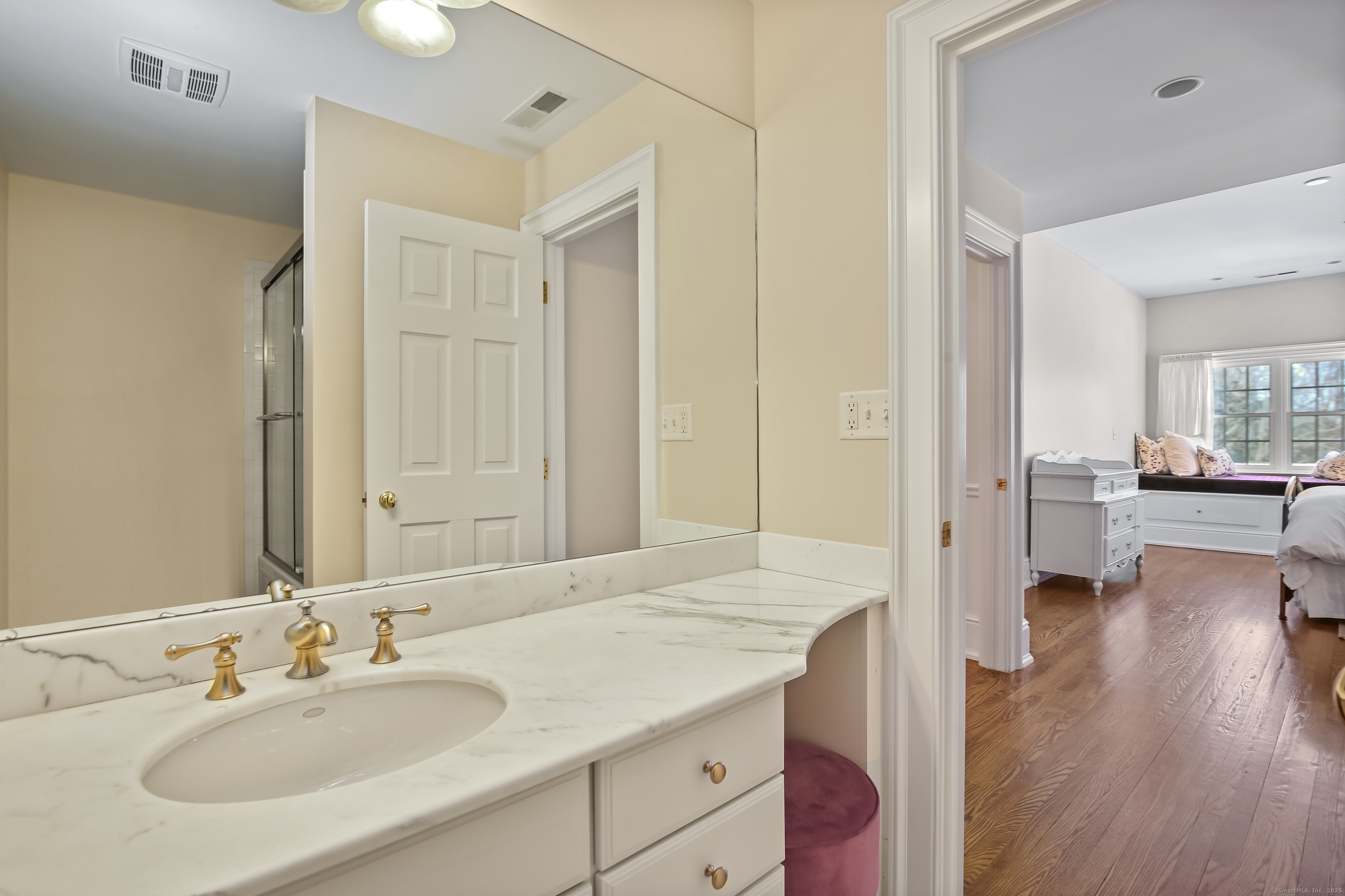 652 Ponus Ridge