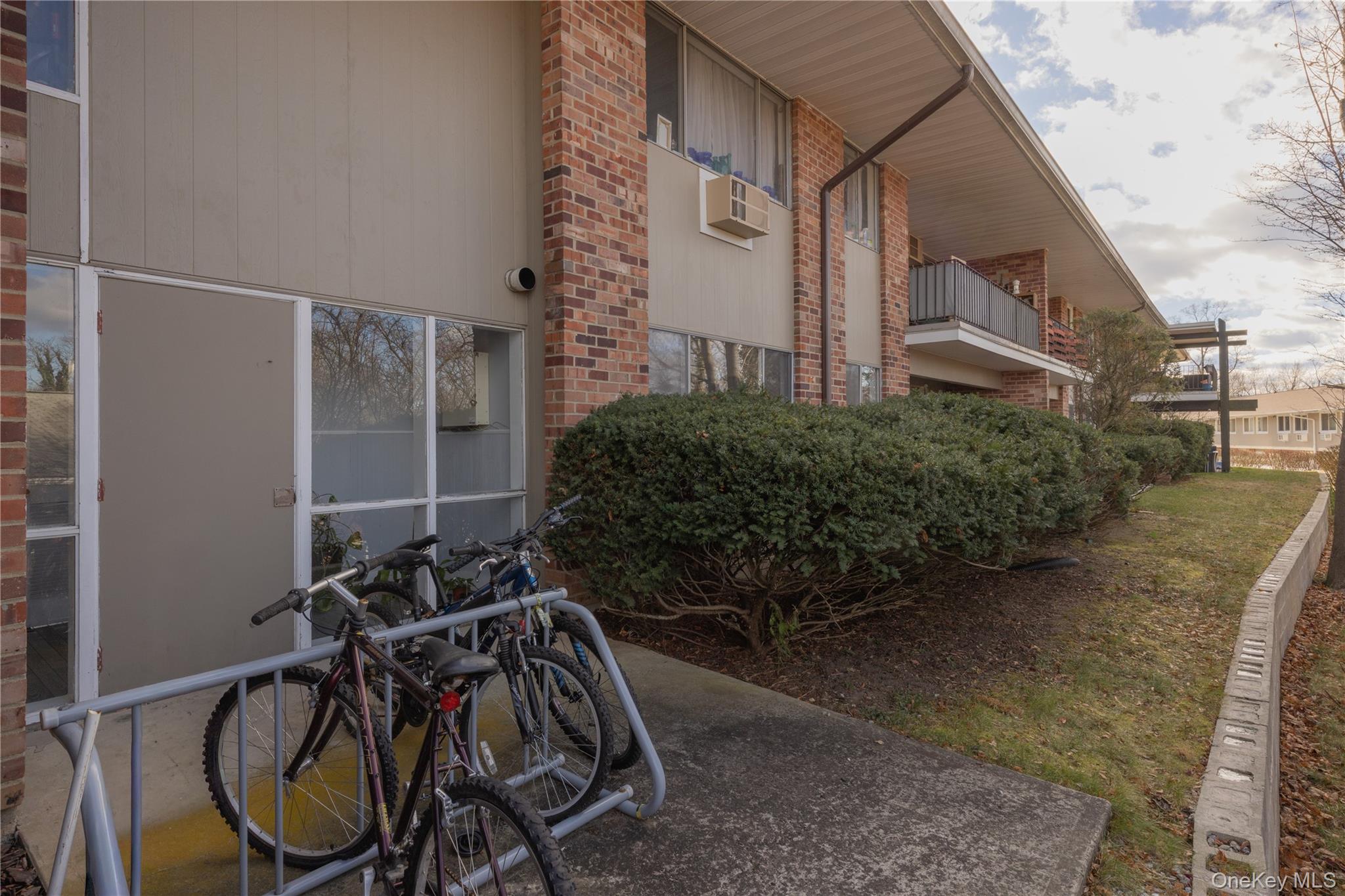 306 Old Country Road Unit: 306