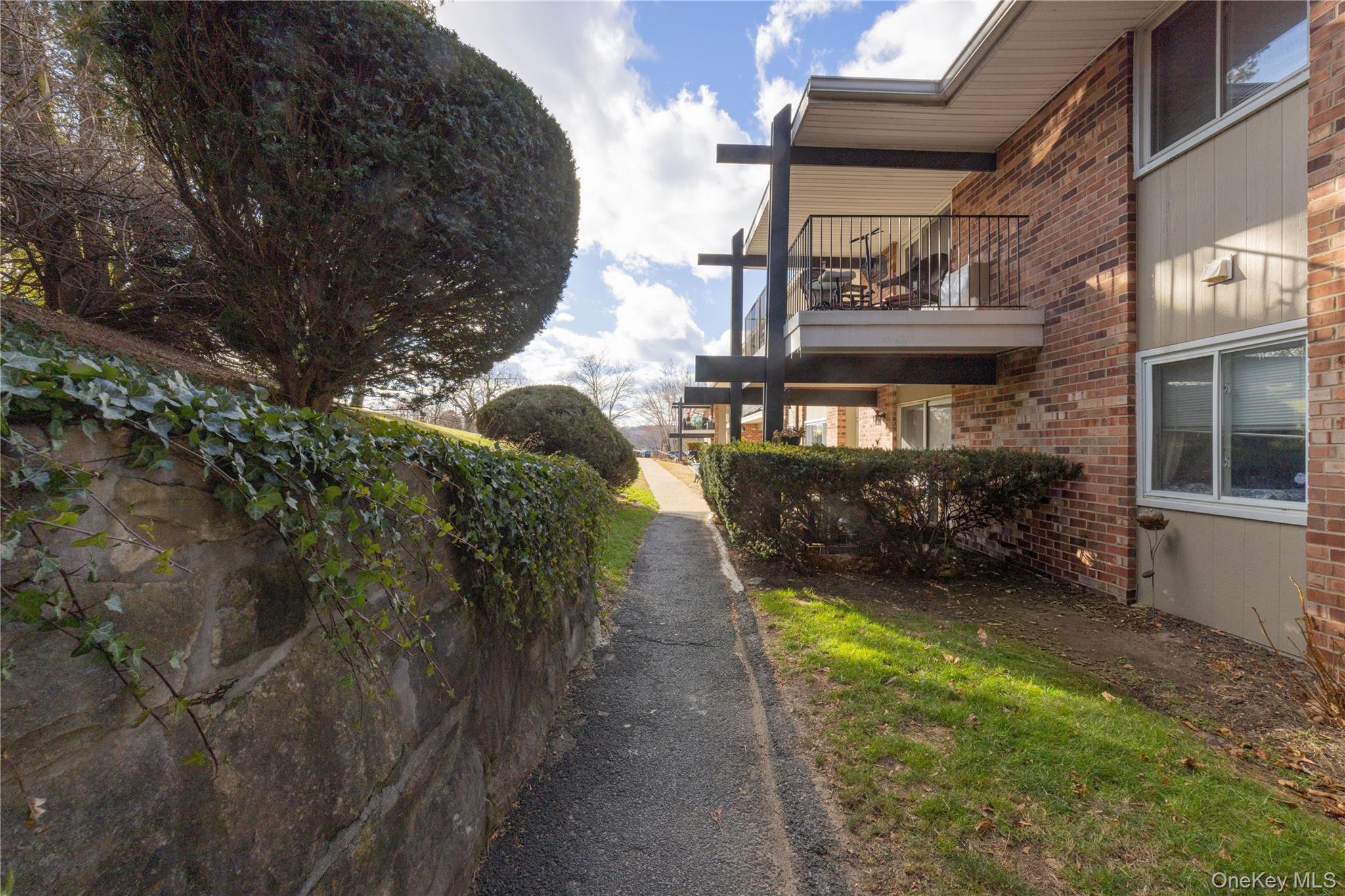 306 Old Country Road Unit: 306