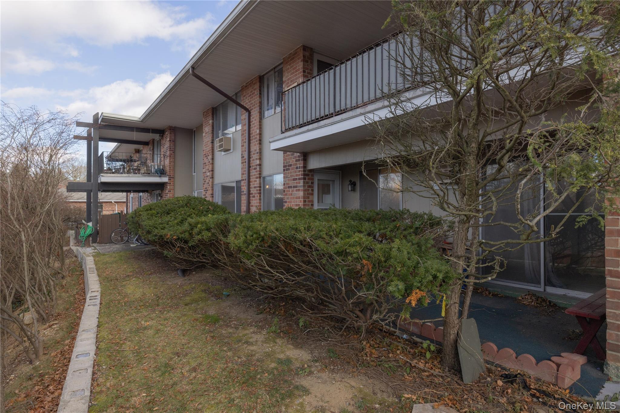 306 Old Country Road Unit: 306