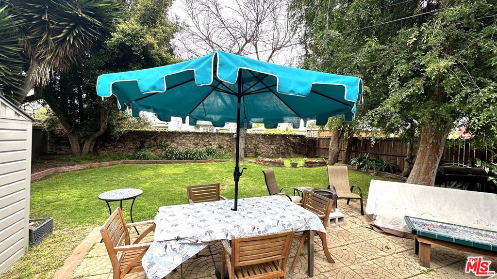 8818 De Haviland Avenue