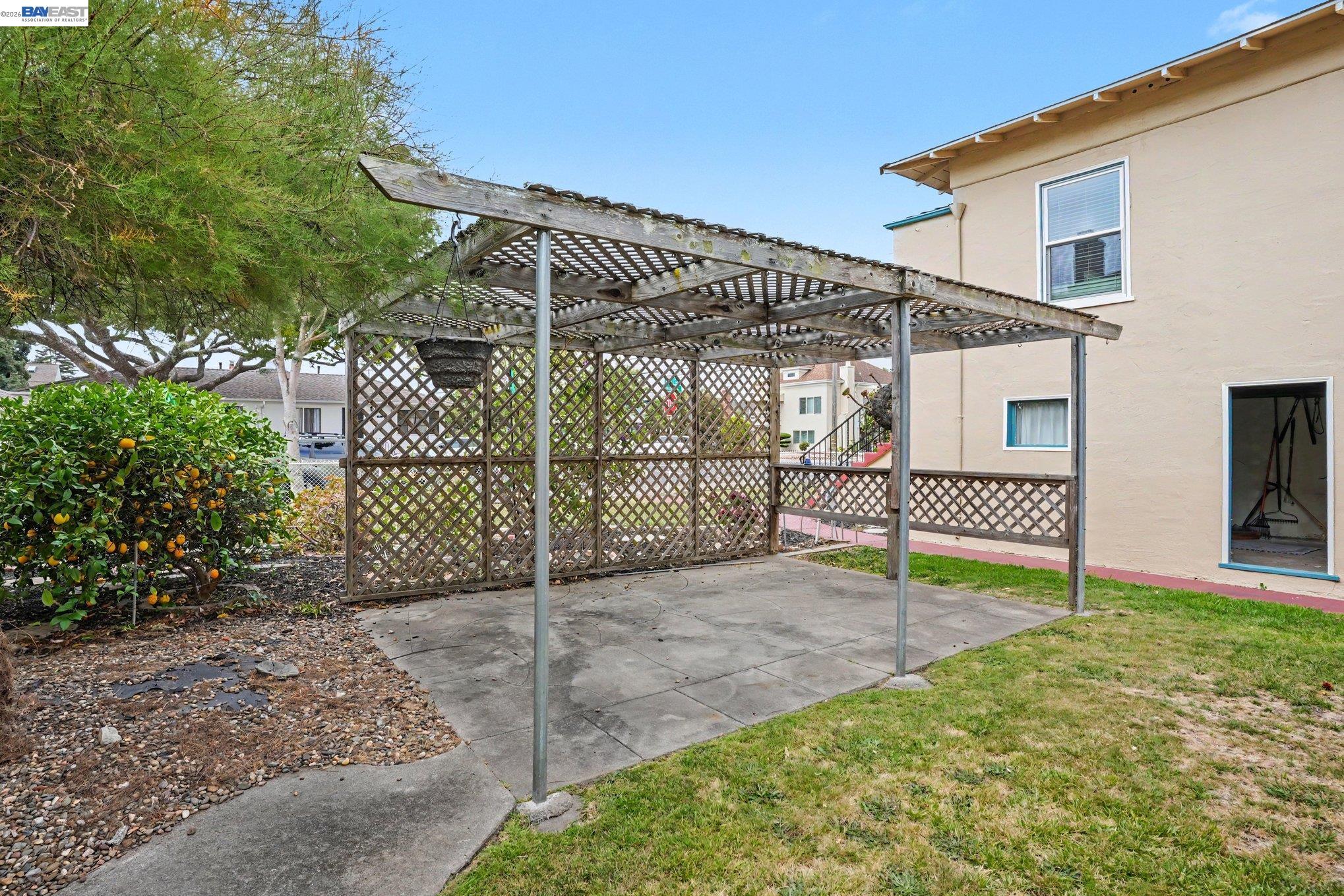 301 Lincoln Ave