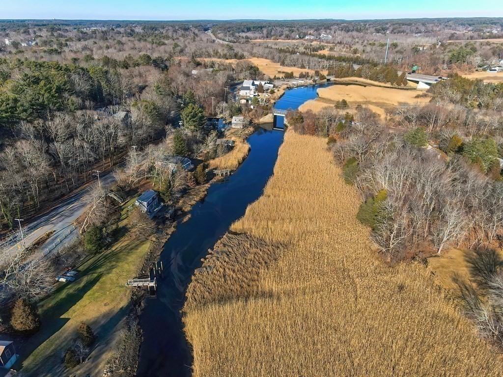 22 Riverside Dr
