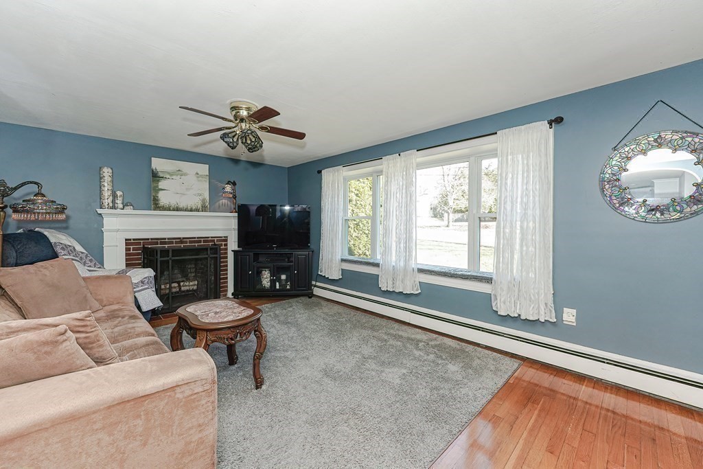 22 Riverside Dr