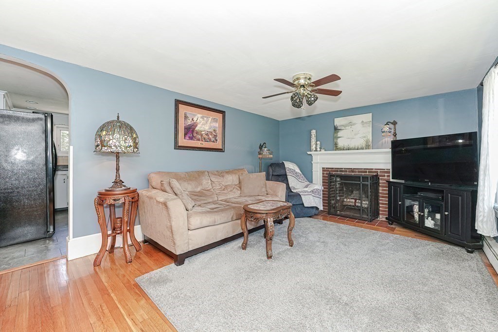 22 Riverside Dr