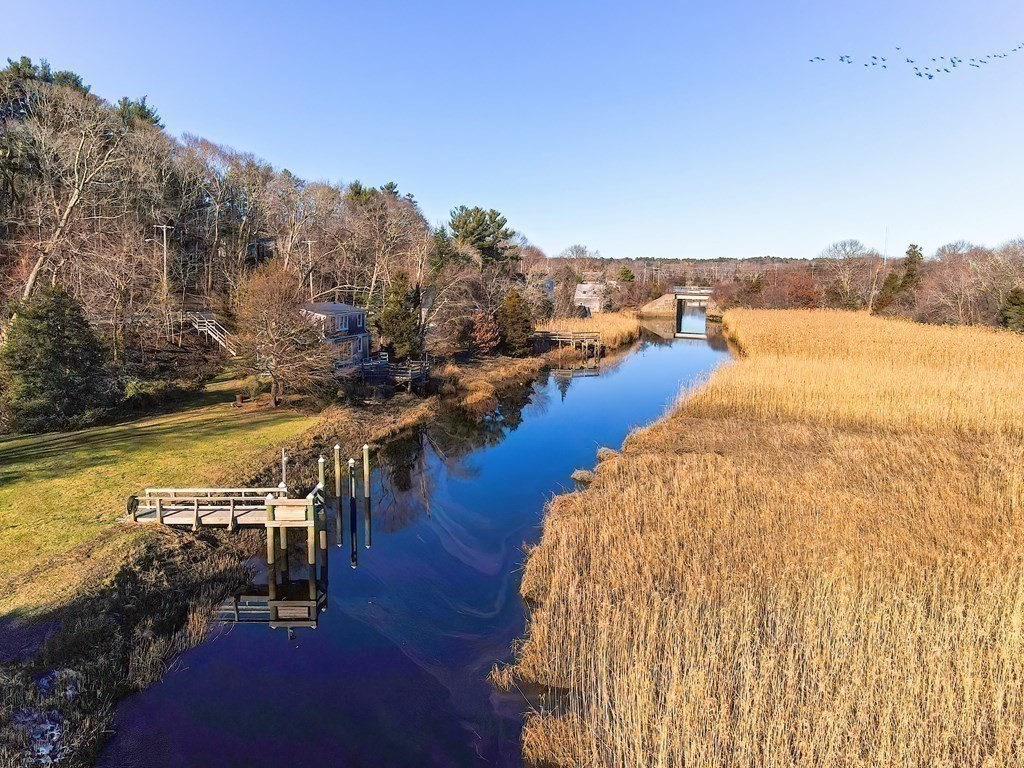 22 Riverside Dr