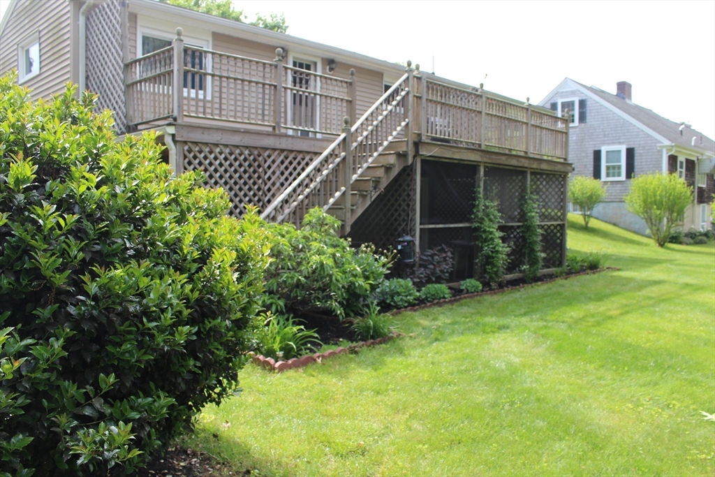 22 Riverside Dr