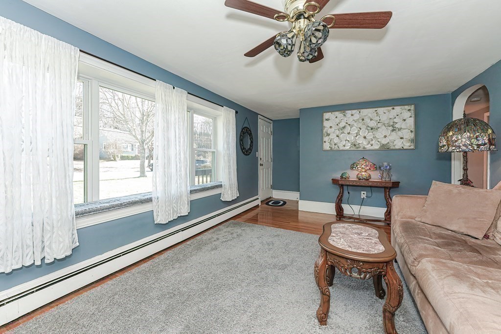 22 Riverside Dr